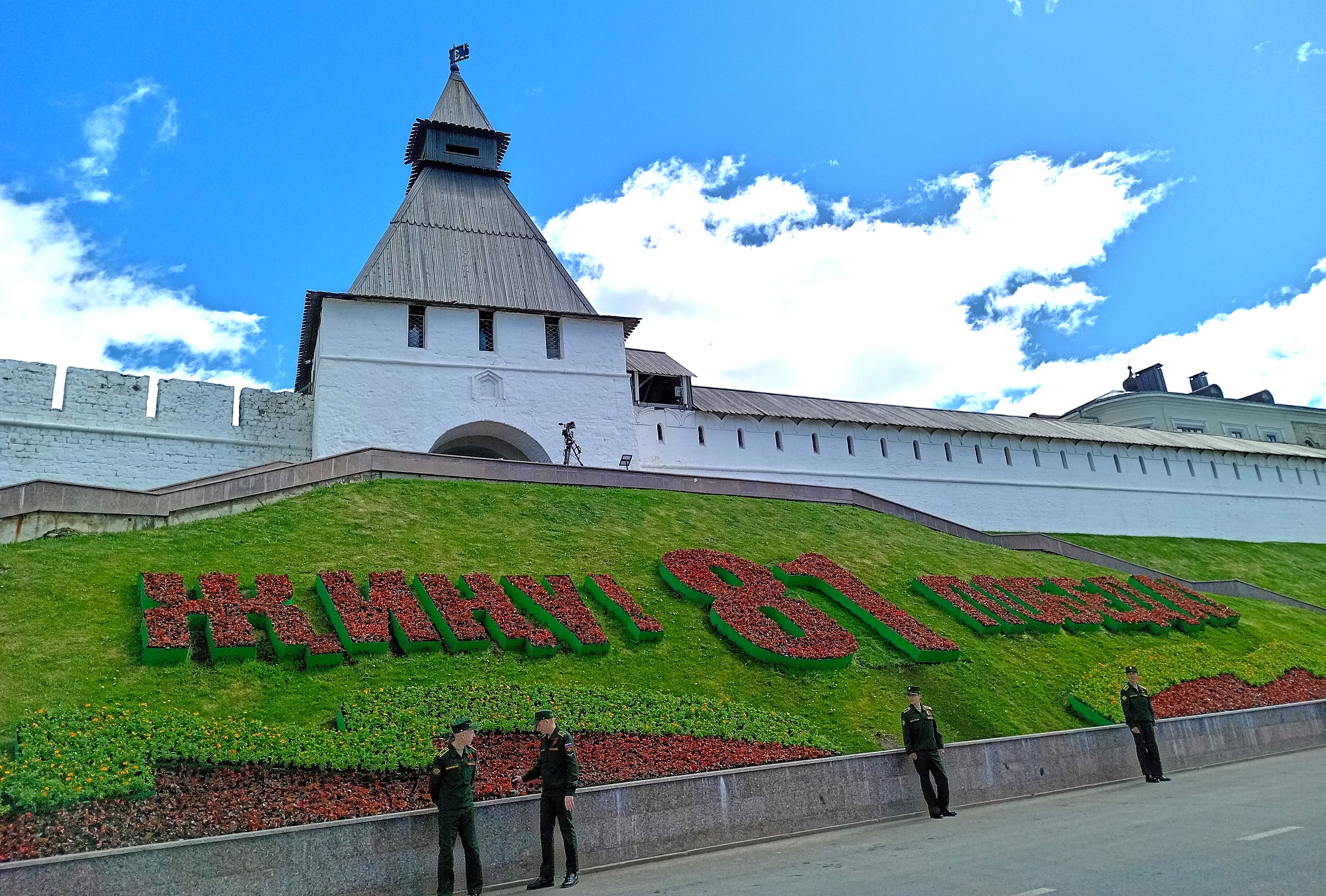 Над созданием этой цветочной картины специалисты работали три дня. Фото: Ольга Иванычева